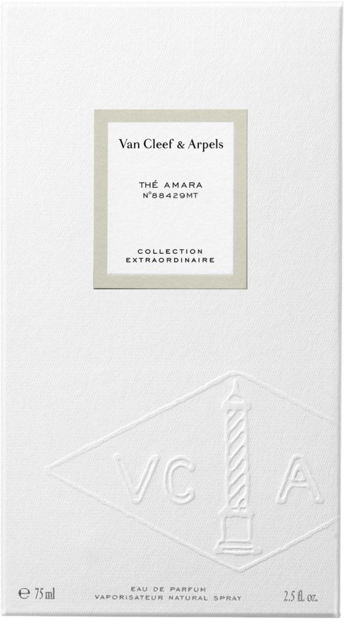 Eine weiße Parfümverpackung mit einem Etikett mit schwarzem Text und einem embossierten Logo am unteren Rand.