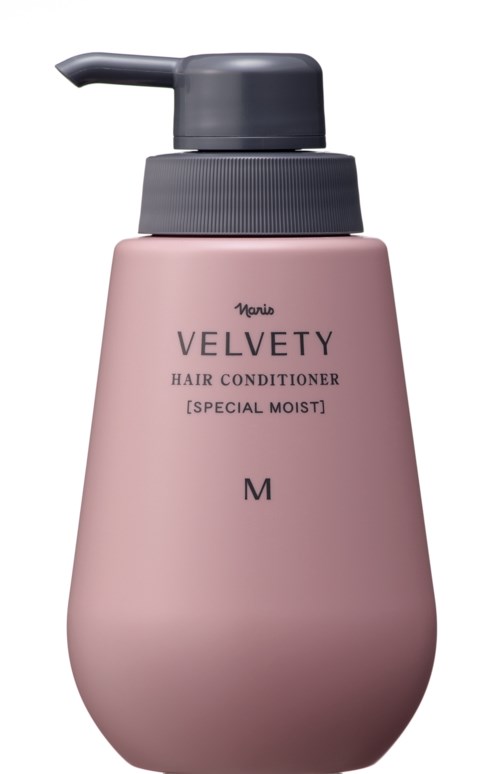 Een roze haarconditioner fles met pomp, gelabeld Velvety, voor vochtige haar.