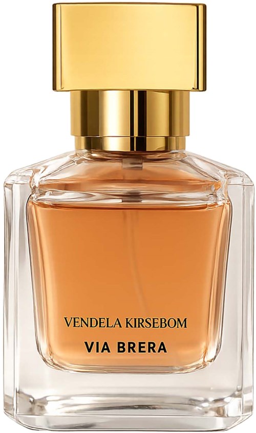 En parfymflaska med guldlock och aprikosfärgad vätska inuti. Etiketten visar Vendela Kirsebom och Via Brera.