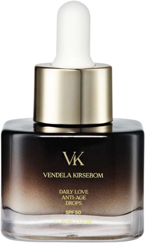 Czarna i złota butelka z kroplomierzem i białym kroplomierzem, oznaczona VK Vendela Kirsebom Daily Love Anti-Age Drops SPF 50.