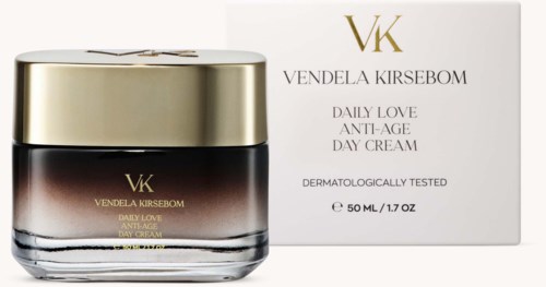 Słoik kremu Vendela Kirsebom Daily Love Anti-Age Day Cream i jego opakowanie z informacjami o produkcie i marką.