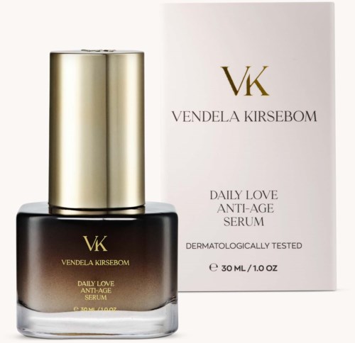 Czarna butelka serum z złotym capsasem obok białego pudełka, oba oznaczone VK Vendela Kirsebom i szczegóły produktu.