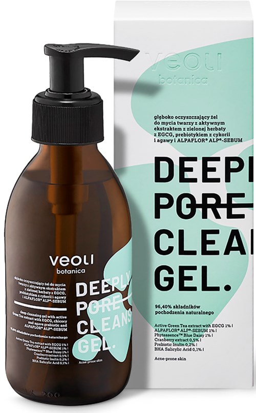 En brun plastikflaske med sort pumpe mærket 'Deep Pore Clean Gel' og en hvid kasse med lignende tekst og grønne detaljer.