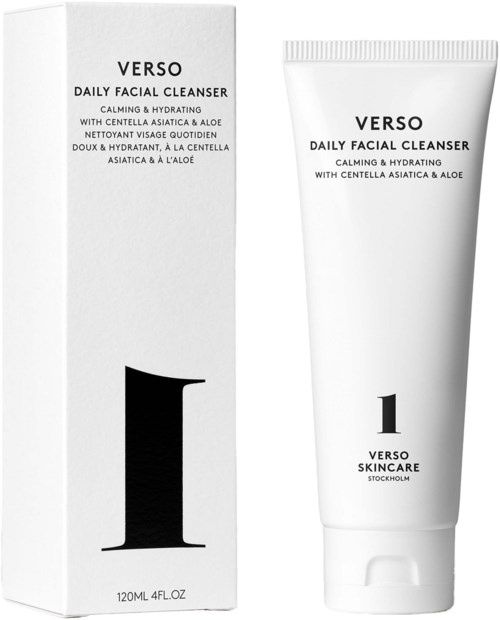 Eine weiße Tube und Box mit Verso Daily Facial Cleanser mit schwarzem Text, die für beruhigende und feuchtigkeitsspendende Haut ist.