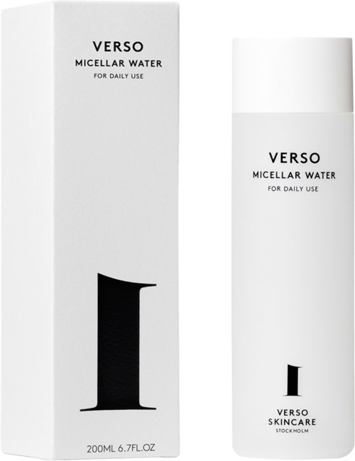 Eine weiße Box und Flasche zeigen Verso Micellar Water, ein Hautpflegeprodukt, mit schwarzem Text und großem Element "1".