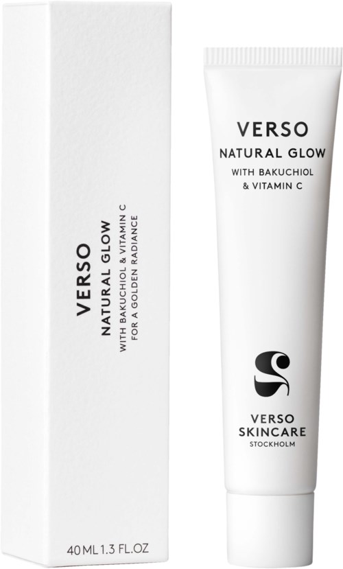 En vit tub och box med hudvårdsprodukt märkt Verso Natural Glow med ingredienser Bakuchiol och Vitamin C.