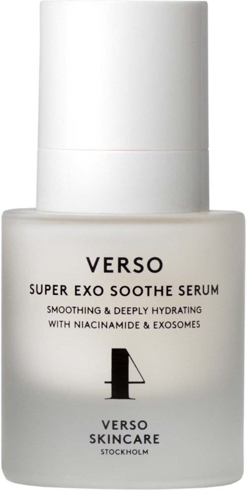 Vit flaska med svart text märkt Verso Super Exo Soothe Serum, tillverkad i Stockholm, för hudfukt:**.