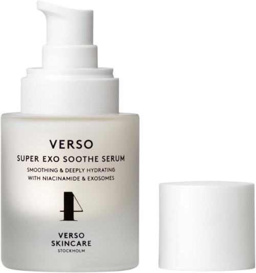 En vit flaska med Verso Super Exo Soothe Serum med pump och lock, märkt för hudvård.