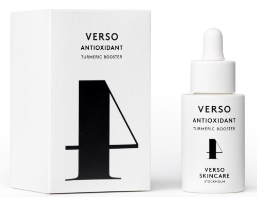 En hvit boks og en liten dråpeflaske med svarte og hvite etiketter for Verso hudpleie, som fremhever antioxidant gurkemeie-boosteren.