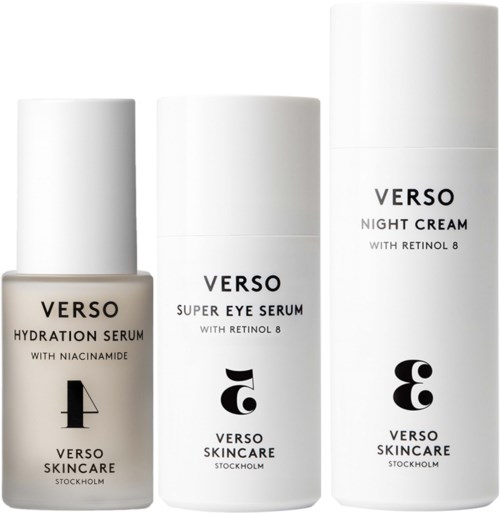 Drie witte huidverzorgingsflessen met labels Hydration Serum, Super Eye Serum en Night Cream van Verso. Eenvoudig ontwerp.