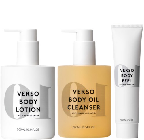 Tre hudvårdsflaskor och en tub, märkta för body lotion, body oil cleaner och en peel, med enkla vita bakgrunder.