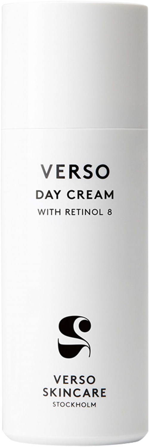 En vit, cylindrisk flaska med Verso Day Cream med retinol 8, märkt med varumärke och hudvårdsdetaljer.
