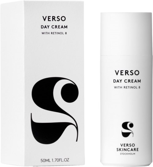 En vit låda och flaska för Verso Day Cream med Retinol 8, med svart och vit logo och text.