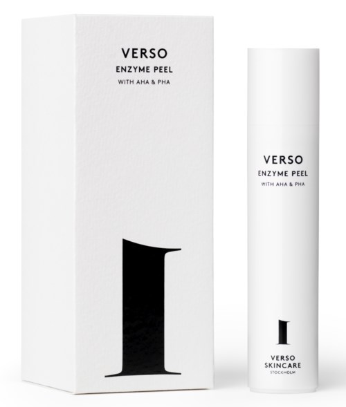 Hvitt eske og tube-emballasje for Verso enzympeel med AHA og PHA, med minimalistisk design og svart tekst.