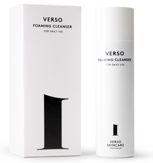 En hvit flaske og eske merket 'Verso Foaming Cleanser for Daily Use' med enkel svart tekst og logo.