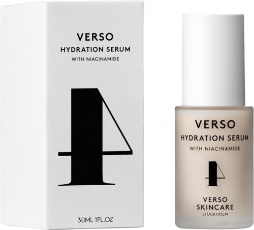 Ihonhoitotuotteiden pullo ja laatikko, joissa lukee 'Verso Hydration Serum with Niacinamide,' ja suurempi musta luku neljä.