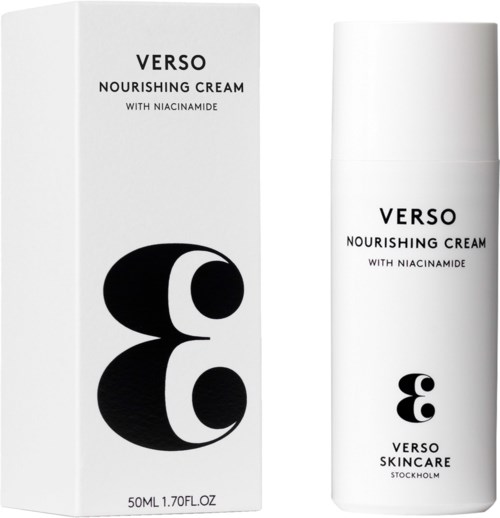 En vit flaska och förpackning för Verso Nourishing Cream med Niacinamid, med en svartvit logotyp.