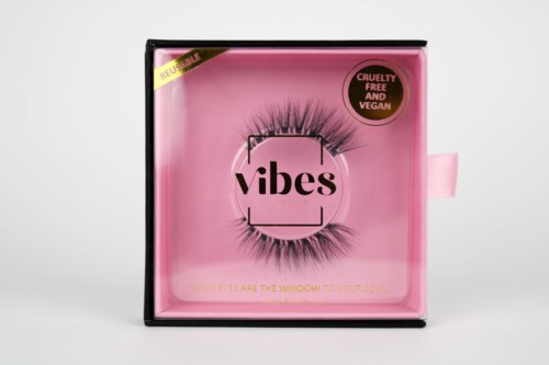 Różowe opakowanie z czarnymi rzęsami, logo "vibes" i etykieta informująca, że jest cruelty-free i vegan.