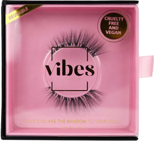 Różowe opakowanie z sztucznymi rzęsami, oznaczone jako wegańskie i cruelty-free, i słowo "vibes" na produkcie.