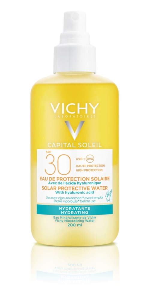 En gul flaska av Vichy Capital Soleil SPF 30 solskyddsvatten med hyaluronsyra för återfuktning.