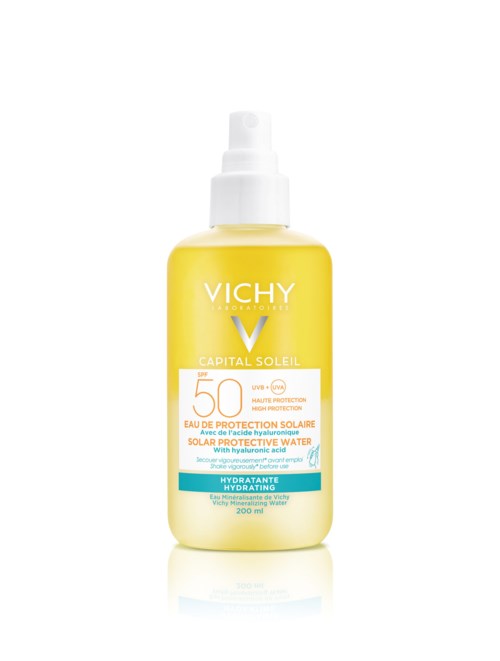 Gul flaske med hvit sprayhette, merket Vichy Capital Soleil, SPF 50, solbeskyttende vann, fuktighetsgivende.