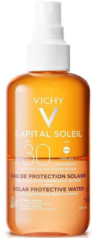 En liten orange flaska av Vichy Capital Soleil SPF 30 solskyddsvatten med vit spraylock.