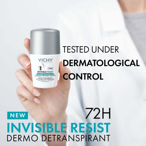 En hånd holder en Vichy-deodorant med tekst om testing, dermatologisk kontroll og 72-timers usynlig resistens.