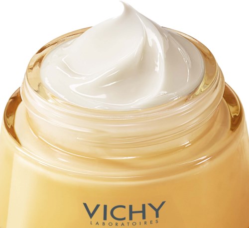 Et glass med Vichy-krem med hvit, luftig krem på toppen.