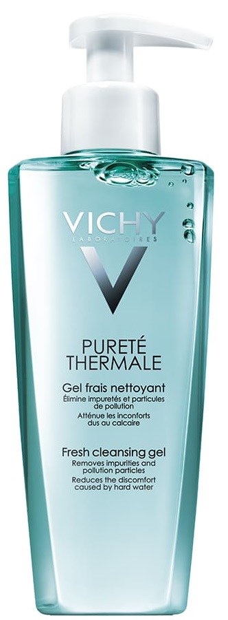 En klar, lång flaska med pump, märkt Vichy Purité Thermale, för rengöringsgel. Den är blågrön och har vit pump.