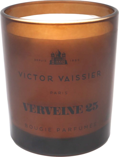 Een donkerbruine geurkaars in een glazen houder met zwarte tekst en logo van Victor Vaissier, Parijs.