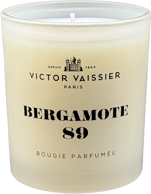 En vit doftljus i glasbehållare märkt Bergamote 89 från Victor Vaissier, Paris.
