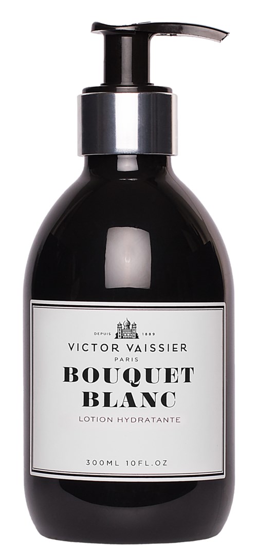 En svart flaska med pump visar Victor Vaisseur Bouquet Blanc-lotion, märkets som återfuktande produkt, 300 ml.