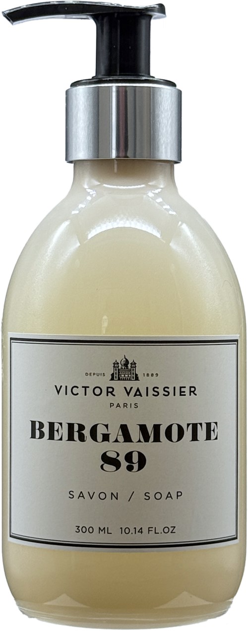 En hvit såpeflaske med svart pumpe og enkel etikett, merket Bergamote 89 fra Victor Vaissier.