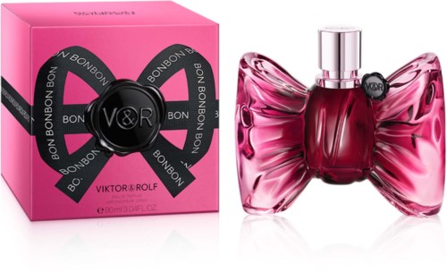 Ljus rosa parfymflaska med rosettform och rosa box med svart och rosa design.