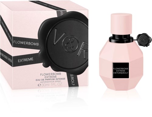 Vaaleanpunainen hajuvesipullo mustalla ja vaaleanpunaisella pakkauksella, merkiltä Viktor & Rolf.