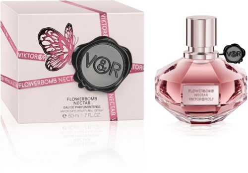 En parfyllförpackning och flaska med märket 'Flowerbomb Nectar' av Viktor & Rolf. Flaskan är rosa med en glänsande silverlock.