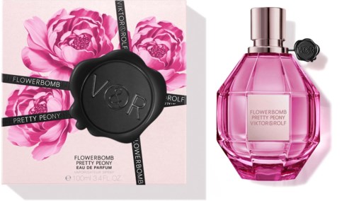 Pinkki parfyy puteli ja laatikko kukkien kanssa, musta kompakti ja parfyymin nimi Pretty Peony.