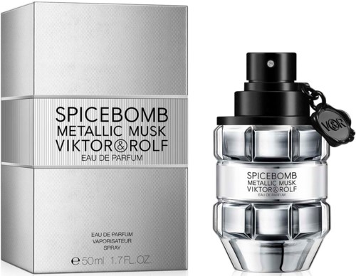 Butelka perfum i opakowanie Spicebomb Metallic Musk Viktor & Rolf, czarno-srebrny design o nowoczesnym wyglądzie.