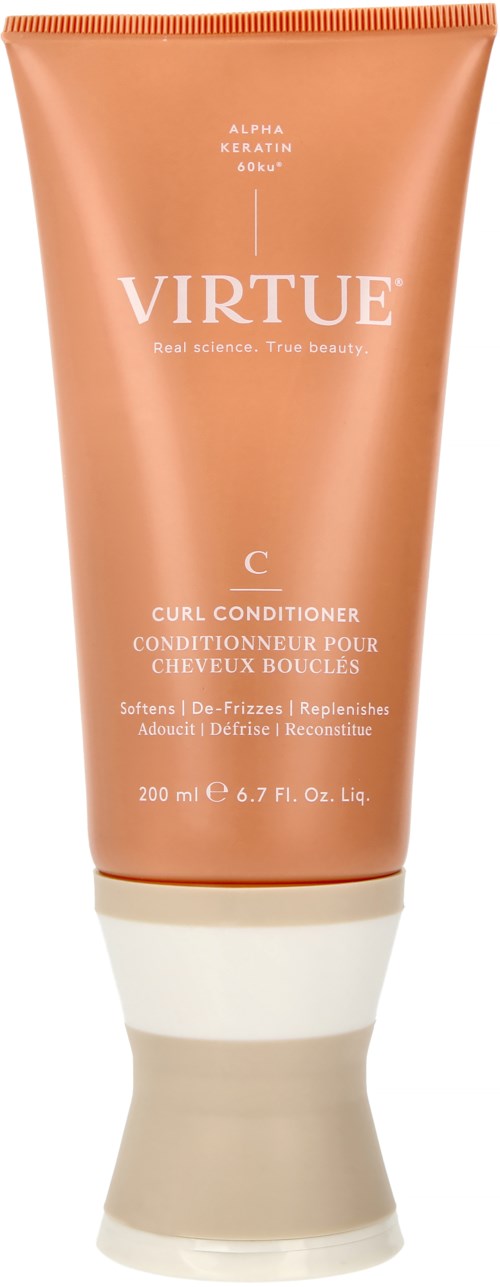 En tub med Virtue Curl Conditioner i orange och beige färger, med text som beskriver hårvårdsfördelar.