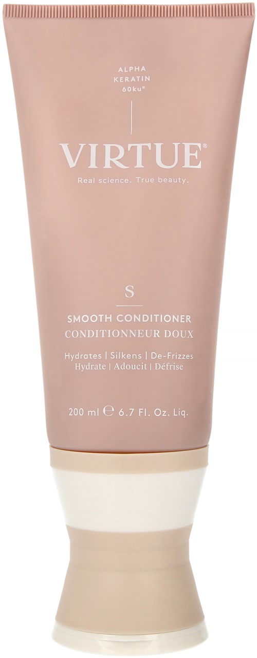 En rosa tube med Virtue Smooth Conditioner med hvite og beige etiketter. Teksten nevner hårpleie og ingredienser.