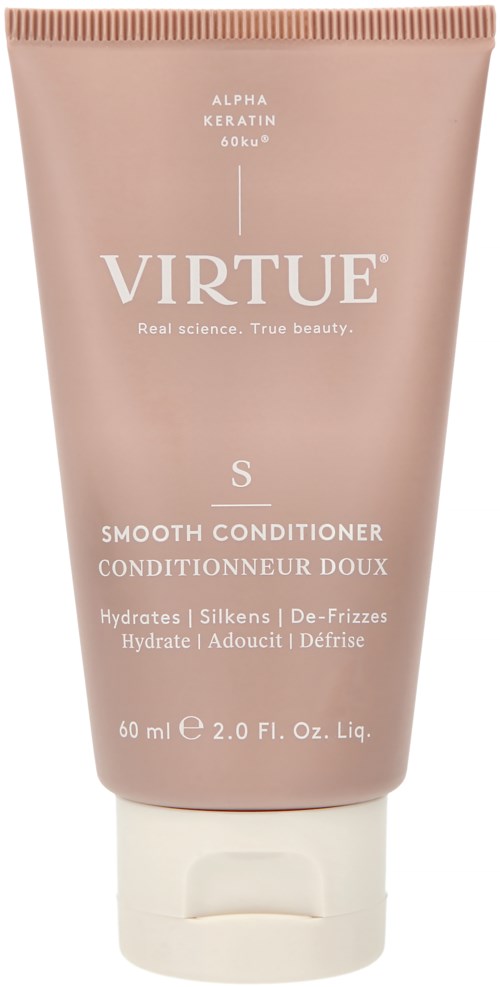 En rosa tube med Virtue Smooth Conditioner med hvit tekst, viser merkevarenavn, produktdetaljer og fordeler.