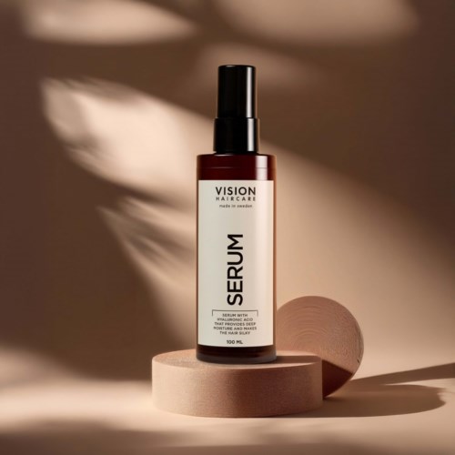 Eine braune Flasche Serum auf einem beigefarbenen Sockel mit weichem Schatten und Licht. Schlicht und elegant gestaltet.