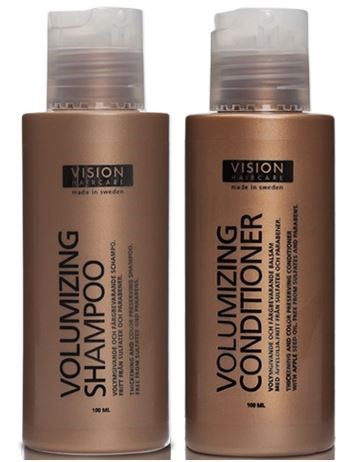 To flasker med hårprodukter: en er sjampo, den andre er balsam. Begge er brune med svarte etiketter.