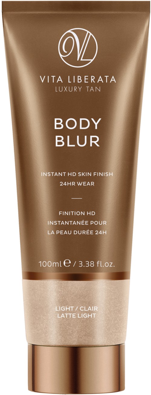 En brun tub med Vita Liberata Body Blur med information om hudfinish och 24 timmars hållbarhet i ljus/clair nyans.
