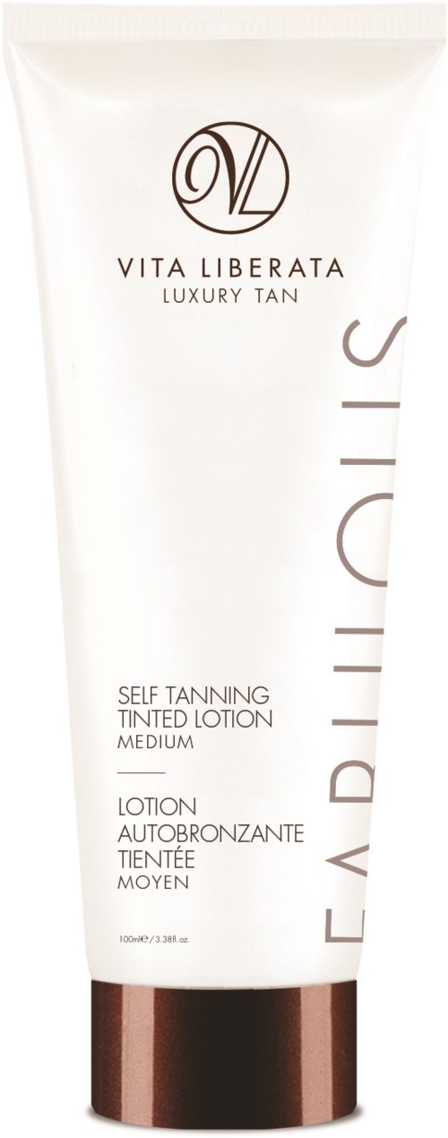 En vit tub med brunt lock, märkt som self-tanning lotion av Vita Liberata, med liten text.