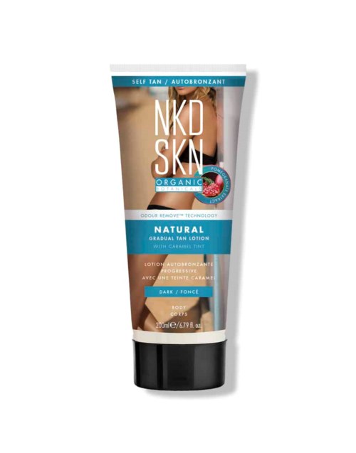 En tub med självbruningslotion märkt NKD SKIN Organic, naturlig, för mörk/tonad hud, med karamelldoft.