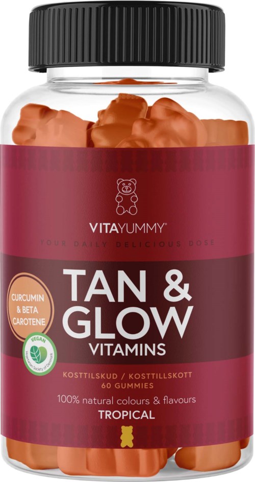 Flaske med gummies merket 'Tan & Glow Vitamins' med oransje gummies inni, med naturlige ingredienser som gurkemeie og betakaroten.