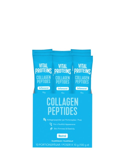 Trzy niebieskie saszetki oznaczone 'Vital Proteins Collagen Peptides' leżą na niebieskim pudełku. Pudełko mówi 'neutralny' i zawiera 10 porcji.