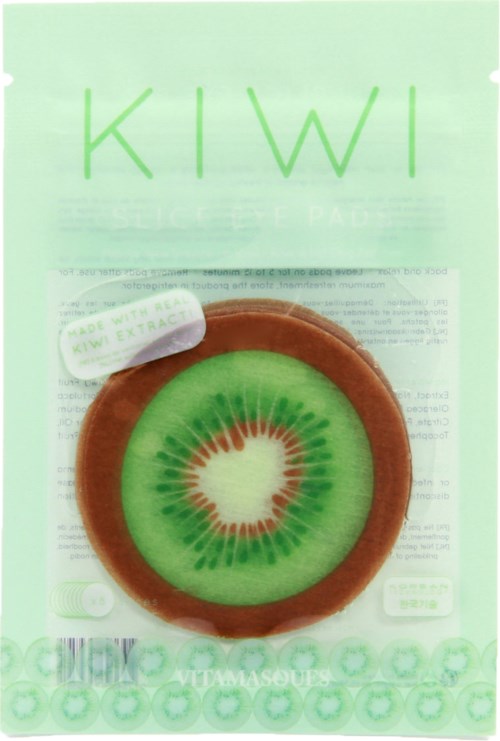 En kaka formad som en kiwi med grön glasyr och bruna kanter, bredvid ett litet vitt etikett och reklamposter.