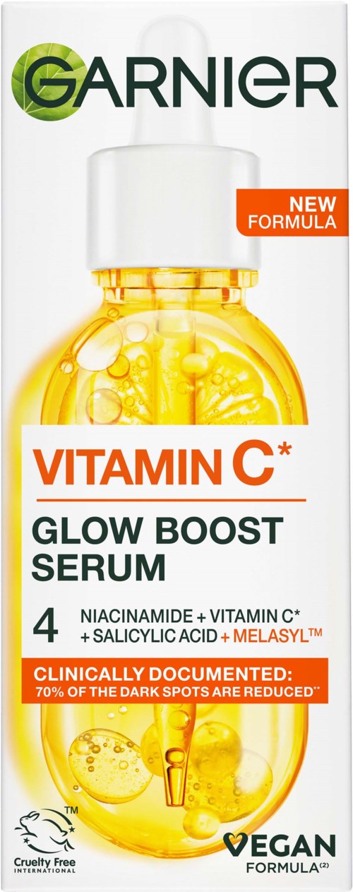 Garnier Vitamin C serumflaske med oransje merker og gult innhold. Blå og hvit bakgrunn. Fremhever ingredienser og fordeler.